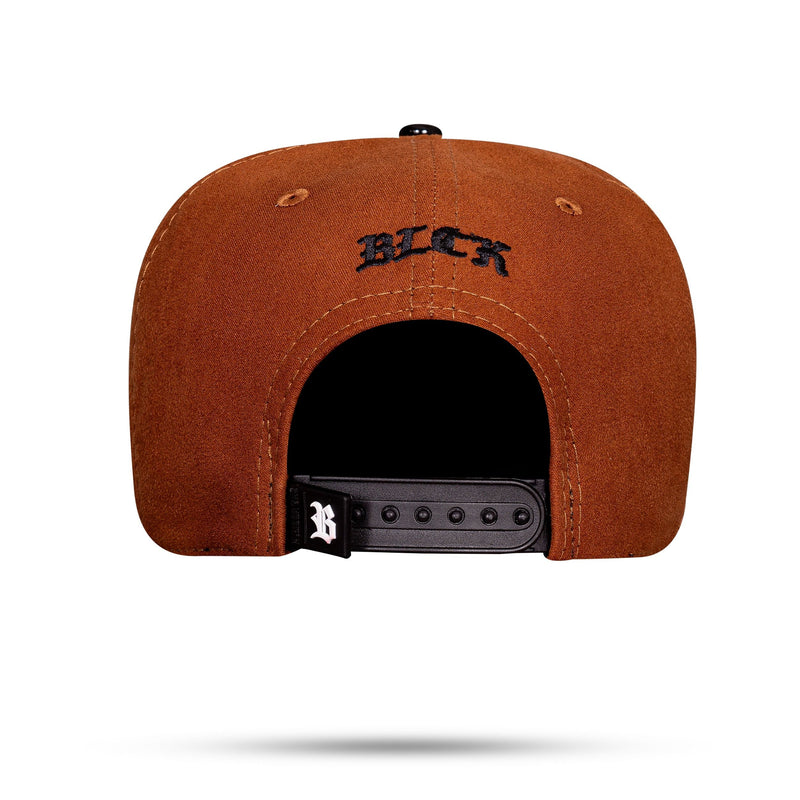 Boné Snapback Marrom Suede Aba Piano Logo Metal