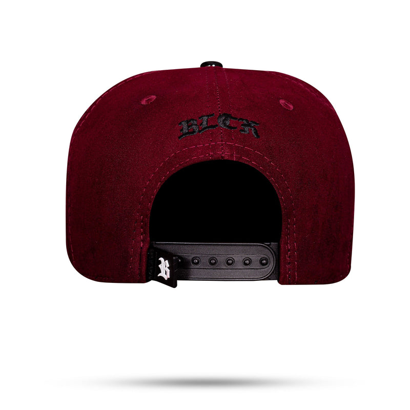 Boné Snapback Vinho Suede Aba Piano Logo Metal